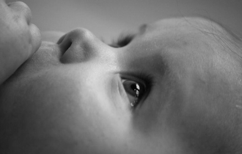 newborn-baby-black-and-white-infant-eyes-vision-looking-watching-development-814x518
